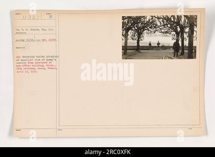 Leutnant E.H. Cooper vom Signal Reserve Corps nutzt einen guten Blick auf das Territorium des Feindes vom Hof eines neuen Bürogebäudes in Hdqts., 26. Division in Boucq, Frankreich, am 12. April 1918. Das Foto wurde am 22. Mai 1918 aufgenommen und später an die 2.-Ingenieure herausgegeben. Stockfoto