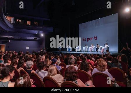 Die Kandidatin von Sumar für die Präsidentschaft der spanischen Regierung, zweite Vizepräsidentin und Ministerin für Arbeit und Sozialwirtschaft, Yolanda Diaz, nimmt an einer feministischen Veranstaltung "Feminismus für Sumar" im Pavon Theater in Madrid Teil. Stockfoto