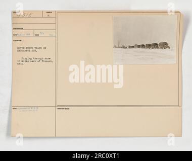 Ein LKW-Zug, der während des Ersten Weltkriegs an einem Ausdauerlauf teilnimmt. Das Foto wurde am 18. Februar 1918 aufgenommen. Auf dem Bild sehen Sie, wie die Lkw etwa 10 km östlich von Fremont, Ohio, durch den Schnee graben. Dieses Foto wurde vom Kriegsministerium an die Fotoabteilung herausgegeben. Stockfoto