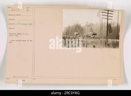 Ein Foto, das ein Fotograf des Ingenieurkorps im April 1918 aufgenommen hat, zeigt Motorwagen, die in schlammigem Gelände festsitzen. Das Bild mit der Nummer 8615 zeigt eine schwierige Situation in den USA Armee im Ersten Weltkrieg. Sie ist mit „nicht zur Veröffentlichung“ gekennzeichnet und wurde am 25. April 1918 aufgenommen. Stockfoto