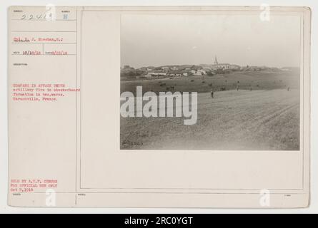 Amerikanische Streitkräfte rücken unter Artilleriefeuer in Schachbrettformation in zwei Wellen vor, während eines Angriffs in Harmonville, Frankreich. Dieses Foto wurde am 23. Oktober 1918 aufgenommen und vom A.E.F.-Zensor ausschließlich für offizielle Zwecke aufbewahrt. (Beschriftung basierend auf verfügbaren Informationen aus der Beschreibung und den bereitgestellten Notizen) Stockfoto