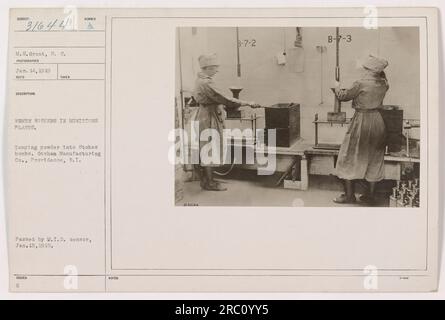 Arbeiterinnen füllen Stokes-Bomben mit Stampfpulver in der Gorham Manufacturing Co. In Providence, R.I. Dieses Foto, aufgenommen von MS Groat am 14. Januar 1919 veranschaulicht die entscheidende Rolle, die Frauen im Ersten Weltkrieg in Munitionsfabriken spielten. Am 15. Januar 1919 vom VID-Zensor übergeben. Stockfoto