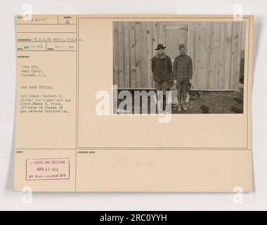 Soldaten, die im März 1918 an Gasmaskenübungen in Camp Upton, Yaphank, L.I., teilnahmen. Das Foto zeigt Lieutenant Herbert D. Snider (rechts) und 1. Lieutenant Elery K. Files, die für die Gasverteidigungsinstruktion verantwortlich waren. Das Bild wurde im April 1918 vom Labor der war College Division veröffentlicht. Stockfoto