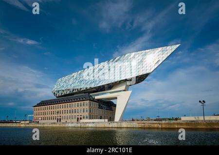 Porthuis, das Hafenbehörde-Haus, wurde von den berühmten Zaha Hadid Architekten entworfen. Antwerpen, Belgien Stockfoto