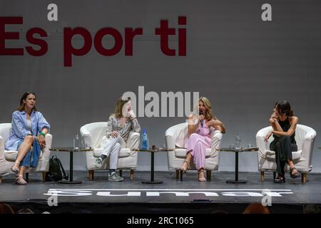 Madrid, Spanien. 11. Juli 2023. Die Kandidatin von Sumar für die Präsidentschaft der spanischen Regierung, zweite Vizepräsidentin und Ministerin für Arbeit und Sozialwirtschaft, Yolanda Diaz, nimmt an einer feministischen Veranstaltung "Feminismus für Sumar" im Pavon Theater in Madrid Teil. (Credit Image: © Guillermo Gutierrez/SOPA Images via ZUMA Press Wire) NUR REDAKTIONELLE VERWENDUNG! Nicht für den kommerziellen GEBRAUCH! Stockfoto