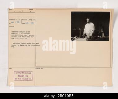 Deutscher Alien-Feind beschäftigt mit Eisen in einem Regierungskonzentrationslager auf Angel Island, San Francisco Bay, März 1918. Das Foto wurde von T.E. aufgenommen Jackson vom Signal Reserve Corps. Es zeigt die Aktivitäten internierter deutscher Einwanderer. Das Bild wurde zensiert und am 19. März 1913 vom war College Division Laboratory veröffentlicht. Stockfoto