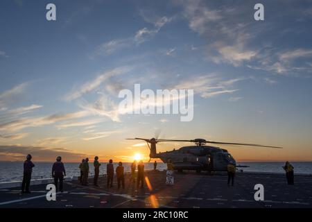 CORAL SEA (2. Juli 2023) Aviation Boatswain’s Mate (Handling) 1. Class Aulundrew Tedtaotao, von Sinajana, Guam, rechts führt einen Sikorsky CH-53 Super Hengst auf das vorwärts ausgesetzte Amphibiendockschiff USS New Orleans (LPD 18), während er im Juni 2 in der Korallensee unterwegs ist. New Orleans, Teil der America Amphibious Ready Group, führt zusammen mit der 31. Marine Expeditionary Unit Routineeinsätze im US-Flottengebiet 7. durch. U.S. 7. Fleet ist die USA Die größte Flotte der Navy, die mit einer Zahl von Flotten ausgestattet ist und mit der routinemäßig interagiert und mit ihr operiert Stockfoto