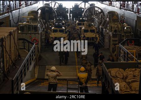 KORALLENMEER (2. Juli 2023) Marines, die dem 31. Marine Expeditionary Unit (MEU) an Bord der Luftkissen der Landungsfahrzeuge (LCACs) auf dem vorwärts ausgesetzten Amphibien-Transportschiff USS New Orleans (LPD 18) auf dem Bohrdeck im Korallenmeer im Juli 2 zugeteilt waren. New Orleans, Teil der America Amphibious Ready Group, führt zusammen mit der 31. Marine Expeditionary Unit Routineeinsätze im US-Flottengebiet 7. durch. U.S. 7. Fleet ist die USA Die größte Flotte der Navy, die mit einer Anzahl von Flotten ausgestattet ist und regelmäßig mit Verbündeten und Partnern zusammenarbeitet, um a f zu erhalten Stockfoto