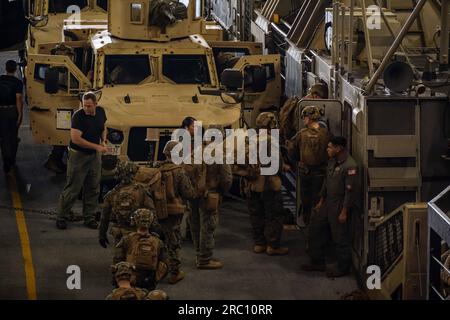 KORALLENMEER (2. Juli 2023) Marines, die dem 31. Marine Expeditionary Unit (MEU) an Bord der Luftkissen der Landungsfahrzeuge (LCACs) auf dem vorwärts ausgesetzten Amphibien-Transportschiff USS New Orleans (LPD 18) auf dem Bohrdeck im Korallenmeer im Juli 2 zugeteilt waren. New Orleans, Teil der America Amphibious Ready Group, führt zusammen mit der 31. Marine Expeditionary Unit Routineeinsätze im US-Flottengebiet 7. durch. U.S. 7. Fleet ist die USA Die größte Flotte der Navy, die mit einer Anzahl von Flotten ausgestattet ist und regelmäßig mit Verbündeten und Partnern zusammenarbeitet, um a f zu erhalten Stockfoto