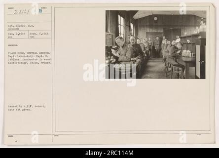 Sgt. Reyden besucht einen Kurs am Labor der Zentralen Medizinischen Abteilung in Dijon, Frankreich. Captain B. Jablons ist Lehrer in der Wundbakteriologie. Das Foto wurde am 6. September 1918 aufgenommen, aber das genaue Ausstellungsdatum ist unbekannt. Es wurde vom A.E.F.-Zensor genehmigt. Stockfoto