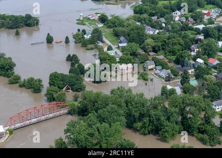 Ein UH-72 Lakota Helikopter, der dem 1t. Bataillon, 224. Luftfahrtbataillon, Vermont National Guard zugeteilt wurde, fliegt über Richmond Village, Vermont, 11. Juli 2023. Diese Einheit sollte schwere Regenschäden untersuchen und berichten, ob es festsitzende Menschen gibt, die aufgrund des kürzlichen Sturms, der Überschwemmungen in ganz Vermont verursachte, gerettet werden müssen. (USA Air National Guard Foto von Senior Master Sgt. Michael Davis) Stockfoto