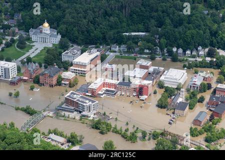 Ein UH-72 Lakota Helikopter, der dem 1t. Bataillon, dem 224. Luftfahrtbataillon, der Nationalgarde Vermont zugewiesen wurde, fliegt über die Hauptstadt von Vermont in Montpellier, Vermont, 11. Juli 2023. Diese Einheit sollte schwere Regenschäden untersuchen und berichten, ob es festsitzende Menschen gibt, die aufgrund des kürzlichen Sturms, der Überschwemmungen in ganz Vermont verursachte, gerettet werden müssen. (USA Air National Guard Foto von Senior Master Sgt. Michael Davis) Stockfoto