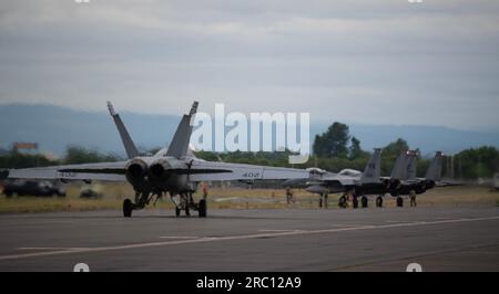 Eine F/A-18E Super Hornet aus den USA Navy's Strike Fighter Squadron 136 'Knighthawks' fährt die Landebahn am Portland Air National Guard Base, Oregon, 10. Juli 2023. Die Knighthawks und die F-15 Eagles von der 194. Kampfgeschwader der California Air National Guard werden vom 10. Bis 14. Juli ein unterschiedliches Air Combat Training oder DACT mit den F-15 Eagles der Oregon Air National Guard von der 123. Kampfgeschwader durchführen. DACT ermöglicht es Piloten, fortschrittliche Lufttechniken anzuwenden und zu perfektionieren, indem sie verschiedene Kampfszenarien abspielen. (USA Air National Guard (Foto von Master Sgt. Steph Sawyer) Stockfoto