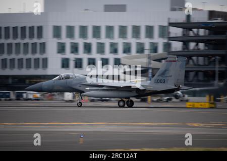 Ein F-15 Eagle vom 123. Fighter Squadron (FS) der Oregon Air National Guard startet vom Stützpunkt der Portland Air National Guard am 10. Juli 2023. Der 123. FS, zusammen mit F-15 Eagles von der kalifornischen Air National Guard 194. Fighter Squadron und F/A-18E Super Hornets aus den USA Das Streikkkampfgeschwader 136 „Knighthawks“ der Navy wird vom 10. Bis 14. Juli ein unterschiedliches Flugtraining oder DACT durchführen. DACT ermöglicht es Piloten, fortschrittliche Lufttechniken anzuwenden und zu perfektionieren, indem sie verschiedene Kampfszenarien abspielen. (USA Air National Guard (Foto von Master Sgt. Steph Sawyer) Stockfoto