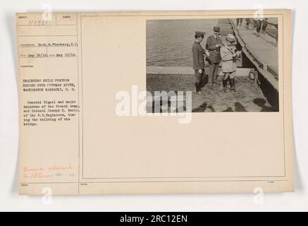 Soldaten der US- und französischen Armee sowie Colonel Joseph H. Earle können beim Bau einer Pontonbrücke über den Potomac in den Washington Barracks gesehen werden. Das Foto wurde am 22. Mai 1918 von Corp. M. Pineberg aufgenommen. Es ist Teil der Sammlung „Fotografien amerikanischer Militäraktivitäten während des Ersten Weltkriegs“. (50 Wörter) Stockfoto