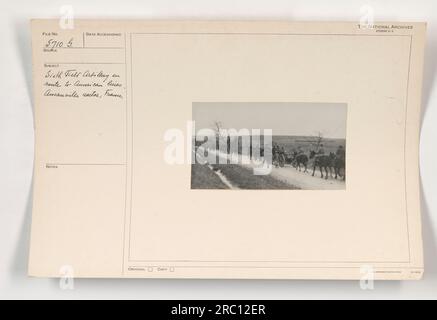 Eine Gruppe von Soldaten des 6. Artilleriebataillons, die sich während des 1. Weltkriegs auf dem Weg zu den amerikanischen Linien im Aisne-Marne-Sektor in Frankreich befanden Das Foto wurde in Ausauville aufgenommen und ist Teil der Sammlung amerikanischer Militäraktivitäten aus dieser Zeit. Stockfoto