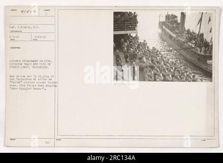 Sergeant G.H. Lyon von der US-Armee ist an Bord des französischen Linienschiffes Rochambeau abgebildet, der die Vorfeldeinheit der 27. Division nach New York transportierte. Soldaten werden am Bug des Schiffs und in der Takelage gesehen, salutieren, während die „Patrouille“ um das Rochambeau kreiste. Die Polizeikapelle spielte "Star Spangled Banner". Bei diesem Foto handelt es sich um die offizielle Dokumentation, die am 5. Februar 1919 aufgenommen wurde. Stockfoto