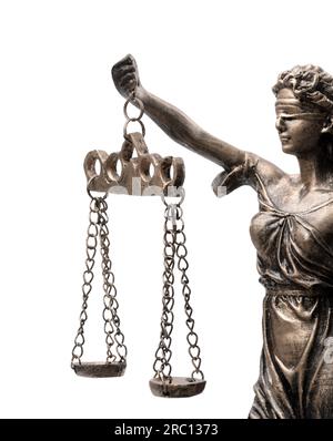 Die Statue von Lady Justice, isoliert auf Weiß. Symbol für faire Behandlung nach dem Gesetz Stockfoto