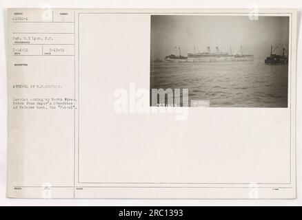 Ankunft der S.S. Amerika in New York. Das Foto zeigt Sergeant G. Lyon auf dem Boot, das am 14. März 1919 vom Willkommensschiff "Patrol" des Bürgermeisterausschusses entführt wurde. Dieses Bild hat die Nummer 41604-A und wurde am 13. März 1919 empfangen. Sgt. Lyon ist ein US-Beamter." Stockfoto