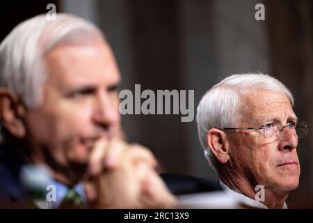 Washington, Vereinigte Staaten. 11. Juli 2023. United States Senator Roger Wicker (Republikaner von Mississippi), Ranking Member, US Senate Committee on Armed Services und United States Senator Jack Reed (Demokrat von Rhode Island), Chairman, US Senate Committee on Armed Services Look on U.S. Air Force General Charles Brown sagt während seiner Anhörung zur Bestätigung aus, dass er am Dienstag, den 11. Juli 2023, im Dirksen Senate Office Building auf Capitol Hill in Washington, DC, der nächste Vorsitzende der Stabschefs wird. Credit: Julia Nikhinson/CNP/dpa/Alamy Live News Stockfoto