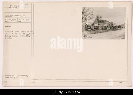 Pvt. W. Soper von der 51. Artillery, C.A.C. in Limey, Meurthe et Moselle, Frankreich, wird während des Ersten Weltkriegs beim Tuning der Nash Quad-Trucks für die Straße gesehen. Das Foto wurde am 16. November 1918 aufgenommen. Dieses Bild wurde vom A.E.F.-Zensor genehmigt, aber das genaue Datum der Genehmigung ist unbekannt. Stockfoto