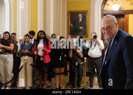 Washington, Vereinigte Staaten. 11. Juli 2023. Der Mehrheitsführer des US-Senats Chuck Schumer (Demokrat von New York) kommt nach dem wöchentlichen Mittagessen des Senats Democratic Caucus am Dienstag, den 11. Juli 2023, auf Capitol Hill in Washington, DC, zu einer Pressekonferenz. Kredit: Julia Nikhinson/CNP/dpa/Alamy Live News Stockfoto