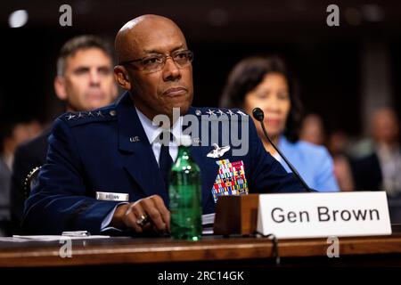 Washington, Vereinigte Staaten. 11. Juli 2023. USA Air Force General Charles Brown bezeugt während seiner Anhörung des US Senate Committee on Armed Services, bei der er am Dienstag, den 11. Juli 2023, die nächste Vorsitzende des Joint Chiefs of Staff wird, im Dirksen Senate Office Building auf Capitol Hill in Washington, DC Credit: Julia Nikhinson/CNP/dpa/Alamy Live News Stockfoto
