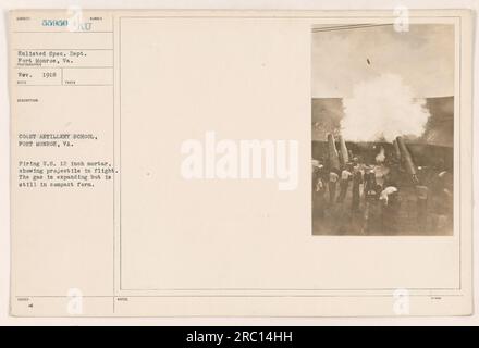 KÜSTENARTILLERIE-SCHULE, FORT MONROE, VA. Nov. 1918. Ein Foto, das während des Militärtrainings aufgenommen wurde und das Abfeuern eines US-12-Zoll-Mörtels zeigt. Das Bild erfasst das Geschoss während des Fluges, mit dem sich ausdehnenden Gas in kompakter Form. Dieses Bild wurde aufgenommen, um das bei der Spezifikation eingesetzte Personal zu dokumentieren. Abteilung in Fort Monroe, Virginia. Stockfoto