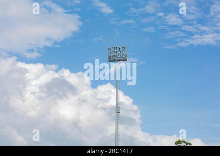 Die Strahler sind an großen Stangen montiert und für den Einsatz in großen Stadien nummeriert. Stockfoto