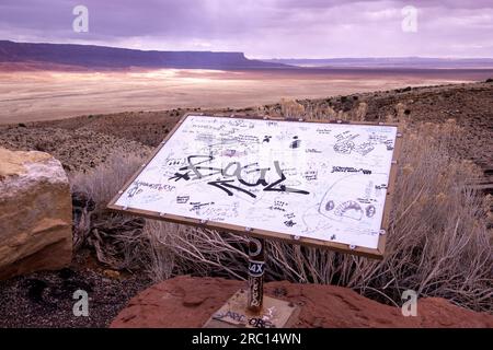 Graffiti füllt ein Straßenschild über einem Teil des Colorado Plateaus im Norden Arizonas. Stockfoto