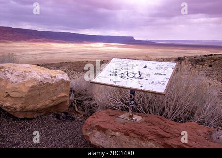 Graffiti füllt ein Straßenschild über einem Teil des Colorado Plateaus im Norden Arizonas. Stockfoto