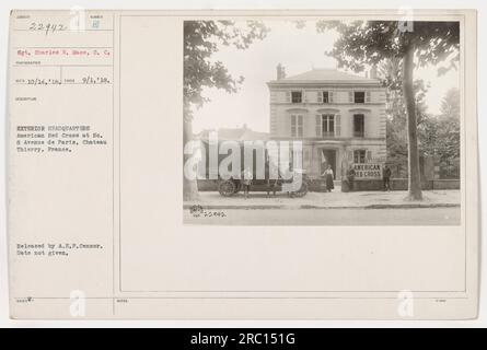 Bildunterschrift: "Sergeant Charles E. Mace vom US Army Signal Corps am Außenquartier des amerikanischen Roten Kreuzes in der Avenue de Paris Nr. 8, Chateau Thierry, Frankreich während des 1. Weltkriegs Dieses Foto wurde am 1. September 1918 aufgenommen und vom A.E.F. Censor veröffentlicht. Stockfoto