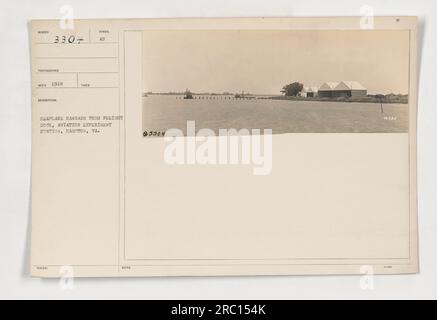 Wasserflugzeughallen an der Aviation Experiment Station, Hampton, VA. Das Foto wurde 1918 aufgenommen. Die Hangars werden vom Frachthafen aus gesehen. Die Bildnummer lautet 111-SC-3304. Der Fotograf ist unbekannt. Dieses Bild ist Teil einer Sammlung von Fotografien, die die Aktivitäten des amerikanischen Militärs während des Ersten Weltkriegs zeigen. Stockfoto