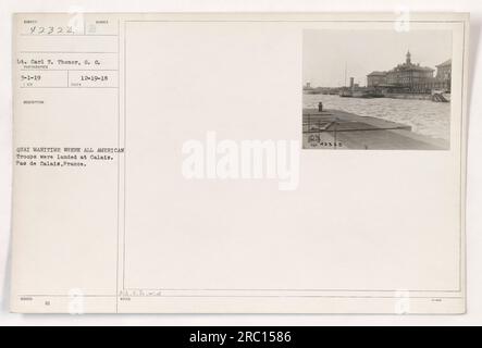 Amerikanische Soldaten landen in Calais, Pas de Calais, Frankreich. LT. Carl T. Thonor, S.C., machte dieses Foto auf 3-1-19, nahe Quai Maritime. Das Bild zeigt Soldaten, die im Rahmen ihrer militärischen Aktivitäten während des 1. Weltkriegs von einem Schiff aussteigen. Stockfoto