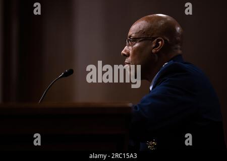 Washington, Vereinigte Staaten. 11. Juli 2023. USA Air Force General Charles Brown bezeugt während seiner Anhörung des US Senate Committee on Armed Services, bei der er am Dienstag, den 11. Juli 2023, die nächste Vorsitzende des Joint Chiefs of Staff wird, im Dirksen Senate Office Building auf Capitol Hill in Washington, DC Credit: Julia Nikhinson/CNP/dpa/Alamy Live News Stockfoto