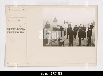 Admiral Benson verlässt das britische Flaggschiff, während Admiral Beatty während des Ersten Weltkriegs in englischen Gewässern einen Handschlag anbietet. Das Foto zeigt einen historischen Moment der Zusammenarbeit zwischen amerikanischen und britischen Marinestreitkräften. Admiral H. Bensons Anwesenheit unterstreicht die Zusammenarbeit zwischen den beiden Verbündeten während des Konflikts. Stockfoto