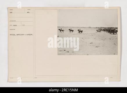 Soldaten, die an einer Übung für Artillerie und Kavallerie im Ersten Weltkrieg teilnahmen. Das Foto, das 1919 von Fotograf RED aufgenommen wurde, zeigt die Trainingseinheit. Stockfoto