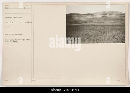 Soldaten in Fort Sill, Oklahoma, üben die Zerstörung von Scheintanks mit Schrapnellfeuer. Das Foto wurde am 4. Oktober 1918 von einem Fotografen des Signalkorps aufgenommen. Das Bild ist Teil der Sammlung, in der amerikanische Militäraktivitäten während des Ersten Weltkriegs gezeigt werden. Stockfoto