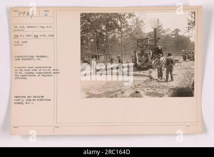 Der Bau von Betonstraßen findet in Camp Humphreys, Virginia, statt. Die Baustelle befindet sich auf der Westseite der KLM-Einheit und die Straße ist 18 Meter groß. Ingenieurbeamte überwachen den Bau. Dieses Foto wurde am 27. Mai 1918 aufgenommen und am 3. Juni 1918 zensiert und von der Historical Branch of the war Plans Division veröffentlicht. Stockfoto