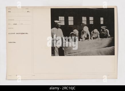 Dieses Bild wurde 1919 vom Fotografen WUNDER aufgenommen und zeigt die Bäckerei in Camp Washington, D.C. Es wurde während des Ersten Weltkriegs unter militärischer Verwaltung aufgenommen. Die Bäckerei spielte eine entscheidende Rolle bei der Versorgung der im Lager stationierten Soldaten mit Nahrungsmitteln. Stockfoto