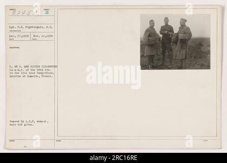 Sgt. C.E. Nightingale vom Signalkorps hat ein Bild von Rittern von Kolumbus (K. of C.) aufgenommen, die Zigaretten an einen Militärpolizisten der 28. Division verteilen. Das Foto wurde in der Nähe von Dampvitoux, Meurthe et Moselle, Frankreich während des Ersten Weltkriegs aufgenommen. Das Datum der Fotografie und die Genehmigung durch den A.E.F.-Zensor sind angegeben. Bemerkenswert. Stockfoto