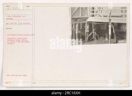 CPL. Steiniger, S.C., Fotograf, hat dieses Bild am 13. Februar 1919 aufgenommen. Das Foto zeigt ein U-Boot-Kabel, das zu einem Bargenbüro führt, identifiziert als S. Perry von Governors Island. Das Telefonsystem ist Teil des östlichen Departements. In der Beschreibung wird darauf hingewiesen, dass das Bild nur für den offiziellen Gebrauch bestimmt ist. Die diesem Bild zugeordnete Nummer ist 41743. Stockfoto