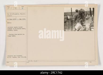 Flugzeugkadetten, die im Ersten Weltkrieg im Ellington Field in Houston, Texas, Bombenattentaten beigebracht wurden Man sieht, wie die Kadetten Material in Formen gießen, um Scheinbomben zu bauen. Dieses Foto wurde am 12. Juni 1918 aufgenommen und vom Zensor des Militärgeheimdienstes zensiert und veröffentlicht. Stockfoto