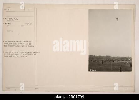 Die Menge versammelt sich im Van Courtland Park in New York City zu einer Kriegsausstellung, die darauf abzielt, den Verkauf von Anleihen durch den Siegeskredit zu fördern. Das Foto zeigt eine allgemeine Ansicht der Menge, mit einem Ballon in der Luft und Rauch aus den Ausstellungen des Chemical Warfare Service. Aufgenommen am 12. Mai 1919, von LT. Lyon, S.C. Foto mit Kriegsausstellungssymbol 48112. Weitere Hinweise beziehen sich auf das Datum des 29. April 1919 und die Beliebtheit der Ausstellung bei 3-1400 Besuchern. Stockfoto