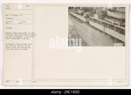 'Stgt. C.H. Lyon hat dieses Foto am 11. März 1919 aufgenommen, nachdem das zweite große Kontingent der 27. Division wenige Stunden nach der Ankunft des Leviathan in New York auf dem Cunard-Schiff Mauretania eintraf. Auf diesem Bild kann man sehen, wie die Mauretanien am Pier 54, North River, in ihren Schlitten verzogen wird, während Truppen winken und jubeln.“ Stockfoto