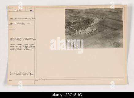 Flugzeugkadetten aus Kelly Field in San Antonio, Texas, auf einem Überlandflug im Mai 1918. Dieses Luftfoto aus einer Höhe von 4000 Metern zeigt die Kadetten, die in Doppel-V-Querform fliegen. Zensiert und vom M.I.B. am 3. Juni 1918 freigelassen. Lichtbildausweis: 111-SC-10970. Stockfoto