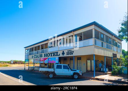 Außenansicht des alten Club Hotels, 1887, in der kleinen ländlichen Stadt Croydon, Gulf Savannah, Queensland, QLD, Australien Stockfoto