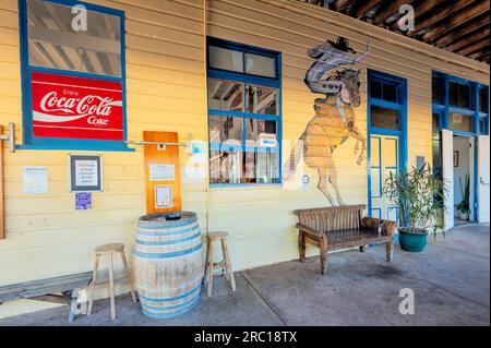 Verandah des alten Club Hotels, 1887, in der kleinen ländlichen Stadt Croydon, Gulf Savannah, Queensland, QLD, Australien Stockfoto