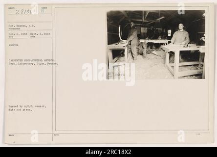 Soldat, der während des Ersten Weltkriegs in einer Tischlerei im Labor der Zentralen Medizinischen Abteilung in Dijon, Frankreich, arbeitete. Das Foto wurde von Sergeant Reyden am 4. September 1918 aufgenommen und vom A.E.F.-Zensor geprüft und genehmigt. Stockfoto