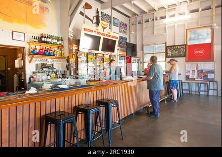 Bar des alten Club Hotels, 1887, in der kleinen ländlichen Stadt Croydon, Gulf Savannah, Queensland, QLD, Australien Stockfoto